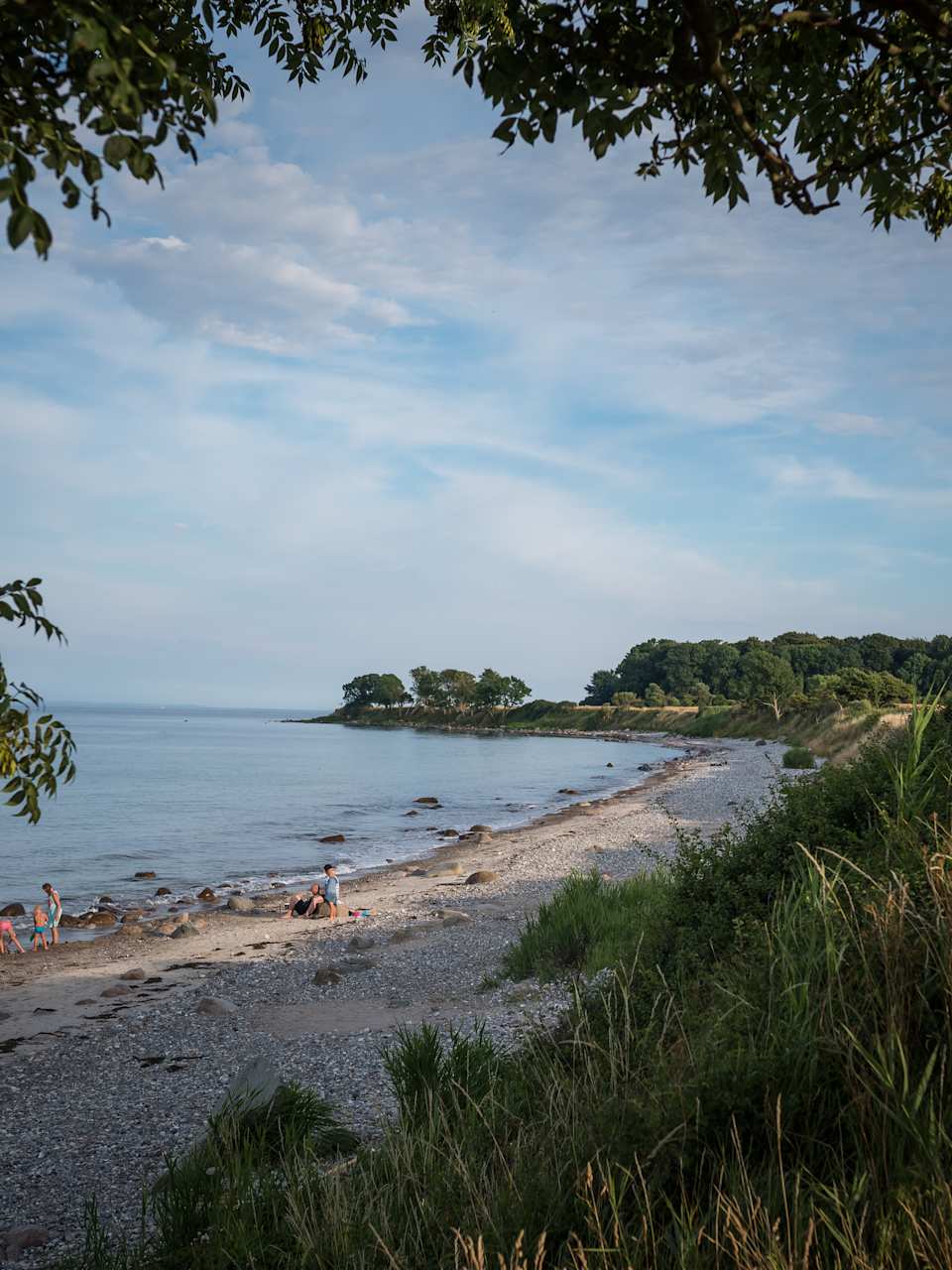 Ein Kiesstrand im Grünen